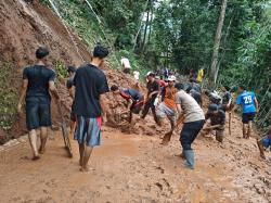 Dikepung Material Tanah dan Rumpun Bambu Besar, Jalur TPA Bojonglarang Sempat Lumpuh