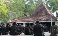 Tradisi Jelang 1 Suro, Plt Bupati Bersama Warga Ziarah Makam Pendiri Ponorogo