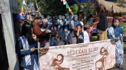 Tradisi Langka di Lereng Gunung Arjuno Ini Bikin Wisatawan Tertarik, Warga Arak Hasil Bumi Bersama