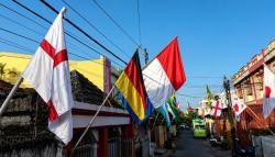 Semarak Piala Dunia 2026, Warga Jalan Titang Makassar Kibarkan Bendera Negara Jagoan