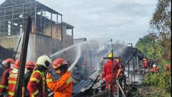Korsleting Diduga Picu Kebakaran di Samarinda Seberang, 5 Rumah Hangus dalam 1 Jam