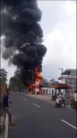 Kebakaran Hanguskan Pom Mini di Sukosari,  3 Orang Alami Luka Bakar