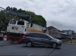 Viral Mobil Terobos Palang Pintu Kereta di Semarang, Begini Tanggapan KAI