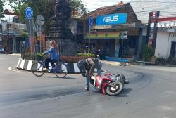 Dua Pengendara Motor Terjatuh di Bundaran Ganesha Purwodadi Gegara Tumpahan Solar