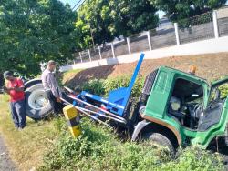 Hindari Motor yang Mendadak Memotong, Truk Engkel Masuk Selokan di Krian Sidoarjo