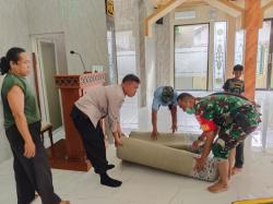 Aksi Religi Polsek Kudus Kota, Masjid Bersejarah Madureksan Dibersihkan Bersama Warga