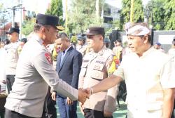 Kapolda Jatim Bagikan 2.055 Kitab Suci di Banyuwangi