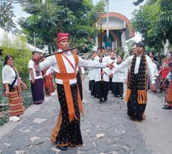 Gereja Santo Andreas Sukaraja Gelar Misa Inkulturasi NTT, Perkuat Iman dan Lestarikan Budaya Flobamo