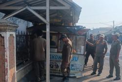 Sering Picu Kemacetan dan Kecelakaan, PKL di Jalur Tukdana-Kertajati Ditindak