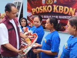 Polisi Revitalisasi Kampung Bebas Narkoba di Makassar, Warga Diberi Beras dan Ayam Petelur