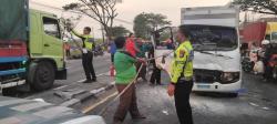 Truk Boks Seruduk Elf yang Hendak Putar Balik, Pengendara Motor Jadi Korban