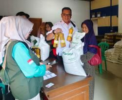 Ribuan KPM di Desa Cibadak Terima Bantuan 20 Kg Beras dan 4 Liter Minyak Goreng