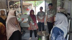 UMKM Banyuwangi Sulap Kulit Cumi Jadi Camilan Premium, Produksi Melonjak Hingga 50 Persen