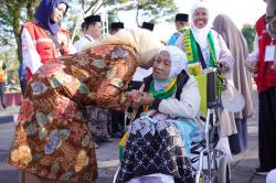 Kepulangan 176 Jemaah Haji Kebumen Disambut Suasana Haru