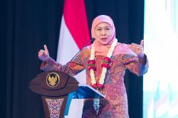 Khofifah Ingatkan Ancaman Pinjol dan Gangguan Mental pada Generasi Muda