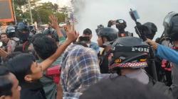 Demo Mahasiswa di Makassar Ricuh! Massa dan Polisi Saling Dorong