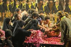 Ribuan Warga Antusias Saksikan Prosesi Kirab Malam 1 Suro Mangkunegaran