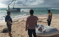 Kapal Yacht Australia Terdampar Tanpa Awak di Pantai Rote Ndao, Polisi Selidiki Keberadaan Nahkoda