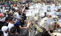 Eksekusi Hotel Sultan Ricuh: 27 Aparat TNI-Polri Terluka Dilempar Batu, 69 Orang Ditangkap