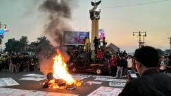 Bakar Keranda Hitam, Ratusan Mahasiswa Unjuk Rasa di Tugu Kartasura