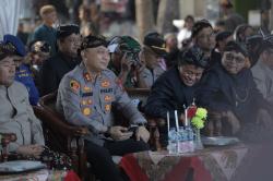 Kapolres Blitar Hadiri Tradisi Larung Sesaji di Pantai Serang, Ritual Berlangsung Tertib