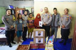 Kapolres Brebes Sambangi Rumah Nenek Penjaga Parkir yang Gagalkan Aksi Pencurian Rp3,6 Miliar