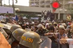 Hotel Sultan Dieksekusi Hari Ini, Massa Bentrok dan Lempari Petugas di GBK