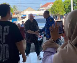 Dua Turis Asing Jelajahi Pantai Tersembunyi Cidaun, Buka Peluang Pengembangan Destinasi Wisata Baru