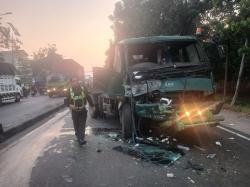 Diduga Sopir Mengantuk, Trailer Tabrak Kendaraan di Depannya di Sidorogo Taman Sidoarjo