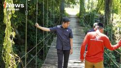 Anggota DPRD Sulbar Cek Jembatan Gantung Rusak yang Dikeluhkan Warga