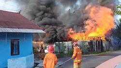 Asrama TNI di Palangka Raya Terbakar, Warga Panik Khawatir Api Merembet ke Permukiman