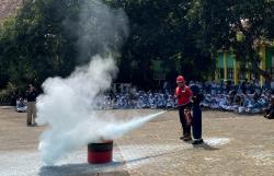 Siswa SMPN 17 Semarang Belajar Padamkan Kebakaran Pakai Karung Goni dan APAR