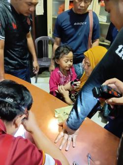 Jari Anak Terjepit Tutup Tumbler, Tim Rescue Damkar Sidoarjo Berhasil Evakuasi Tanpa Luka
