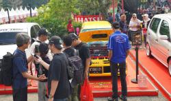 Mobil Kuning Bergaya Kei Car Ini Jadi Pusat Perhatian di Keramaian Depok
