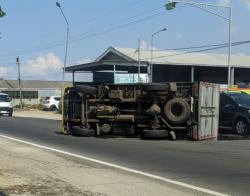 Diduga Hilang Kendali Saat Menyalip, Truk Mitsubishi Kecelakaan di Gondang