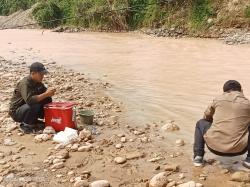Sungai Cidikit Bayah Keruh Parah, DLH Lebak Ambil Sampel Air dan Telusuri Hulu Sungai ‎