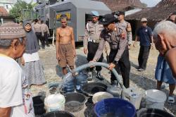 Dikira Ada Demo, Ternyata Mobil Water Cannon ke Dalingan Salurkan Air Bersih Hari Bhayangkara