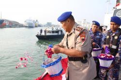 Jelang Hari Bhayangkara ke-80, Polda Jateng Tabur Bunga di Perairan Pelabuhan Tanjung Emas