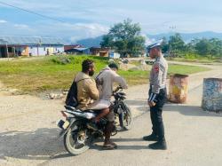 Pelayanan Prima di Jalan Raya, Satlantas Mamberamo Tengah Gelar Strong Point Pagi