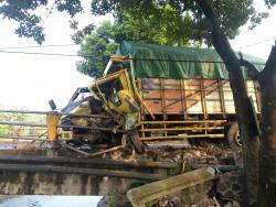 2 Kecelakaan di Jombang: Bus Tabrak Motor dan Truk Hantam Jembatan Diduga Akibat Sopir Ngantuk