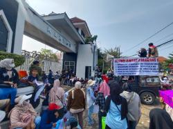 Ratusan Emak-emak Geruduk Kantor Pemkab Karawang, Tolak Penghentian Program MBG