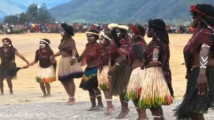 Tradisi Potong Jari Suku Dani Papua, Ada yang Gunakan Kapak hingga Digigit  Sampai Putus - Bagian 2