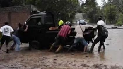 Banjir Lahar Dingin Gunung Lewotobi Laki-laki Tutup Jalur Trans Flores, Mobil Nyaris Terseret - Bagian 1