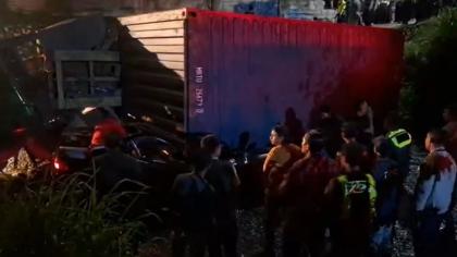 Identitas 3 Penumpang Mobil Tewas Tertimpa Truk di Karawang, Pasutri dan  Anaknya - Bagian 1