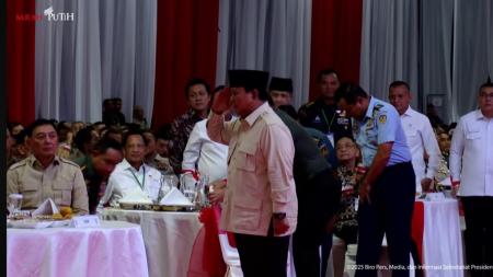 prabowo_beri_hormat_ke_try_sutrisno_sebelum_pidato prabowo_beri_hormat_ke_try_sutrisno_sebelum_pidato