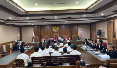 21 Pelaku Demo Ricuh Didakwa Lakukan Perusakan dan Lempar Bom Molotov ke Gedung DPR