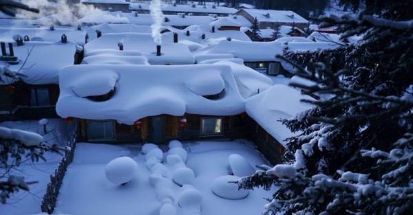 Makan Es Krim di Kampung Salju Tiongkok Ternyata Beda Sensasinya