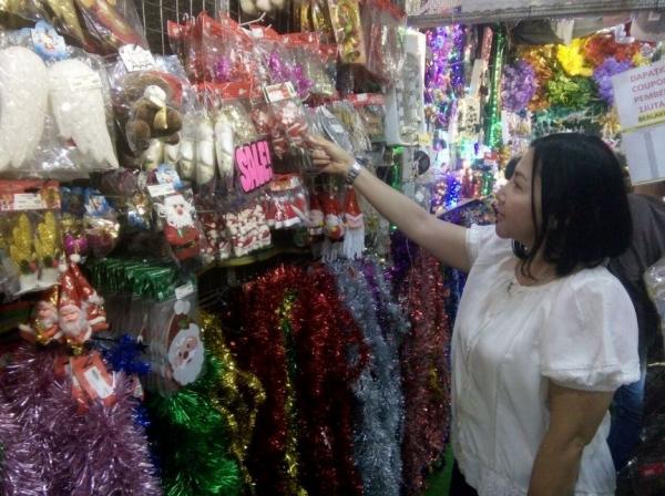 Semarak Toko  Pernak  pernik  Natal di  Pasar Asemka