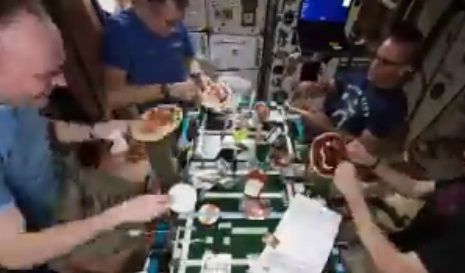 Serunya Astronot NASA Pesta Pizza di Luar Angkasa