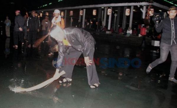 Di Balik Kemeriahan Tahun Baru, Ada Kerasulan Petugas Kebersihan Purwakarta